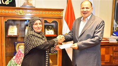 محافظ أسيوط يسلم هدية الرئيس شيكًا بمبلغ 50 ألف جنيه للأم المثالية الأولى