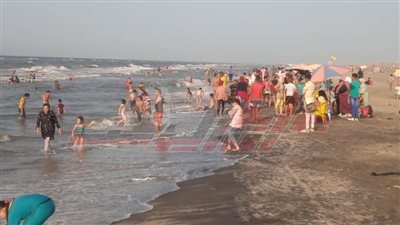 توافد المواطنين على شواطئ مصيف بلطيم بكفر الشيخ 