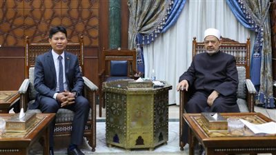 شيخ الأزهر يعرب عن سعادته بتقلد خريجي الأزهر الوافدين لمناصب كبرى في بلادهم