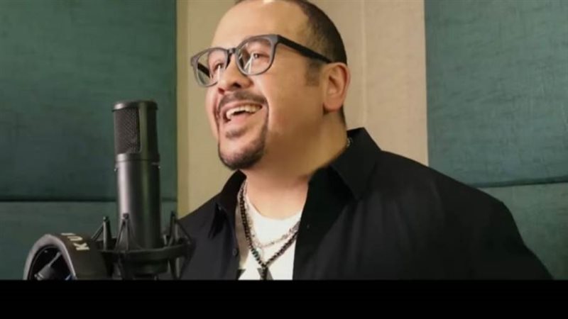 هشام عباس يغني أغنية