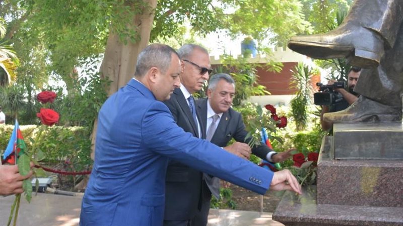 وضع الزهور على تمثال