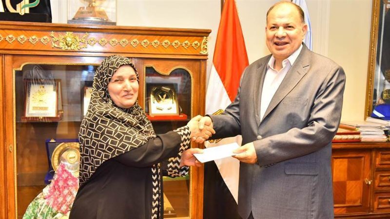 محافظ أسيوط يسلم