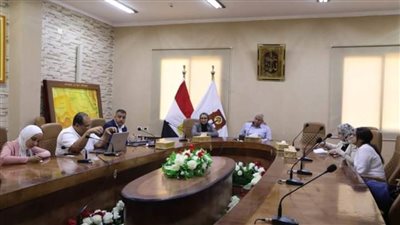 محافظ الوادي الجديد يبحث مقترح تطوير عدد من الحدائق ومكتبة مصر العامة