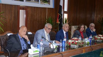 مسئولو الإسكان يناقشون الموقف التنفيذي لمشروعات الإسكان بعدد من أجهزة المدن