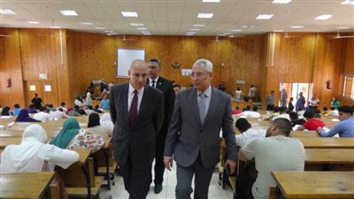 رئيس جامعة المنيا يتابع انتظام الامتحانات بكلية الحقوق