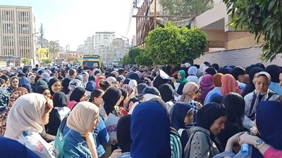 طلاب الثانوية العامة بالدقهلية يتوافدون على اللجان استعدادًا لبدء ماراثون الامتحانات 