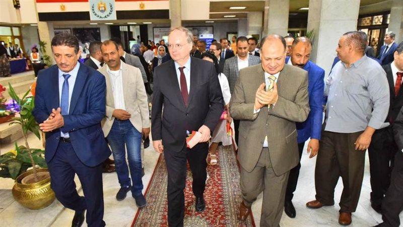 محافظ أسيوط يستقبل