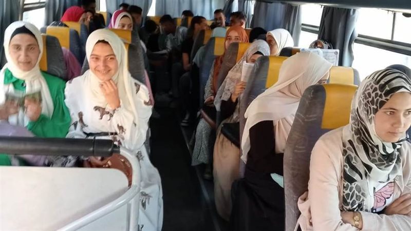 الطلاب داخل الاتوبيس
