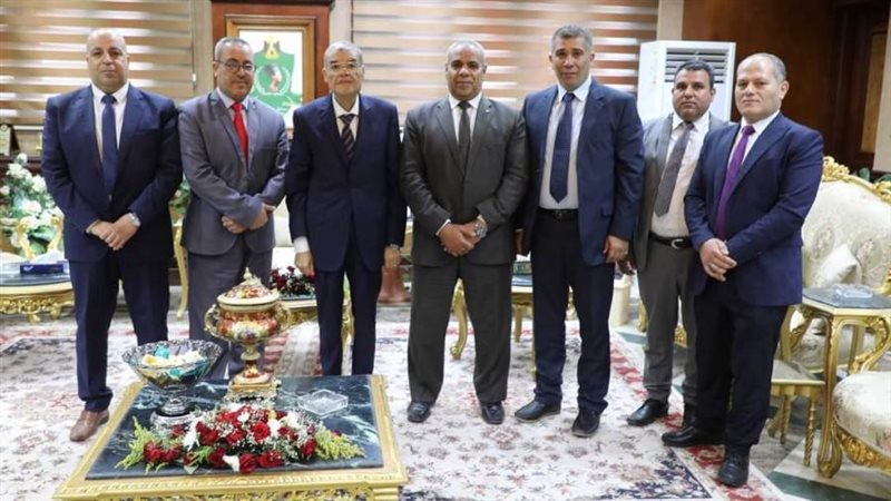 محافظ المنيا مع وفد