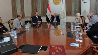 وزير التربية والتعليم يكرم الطلاب المتميزين بمدرسة البشاير الدولية التابعة لمدارس 