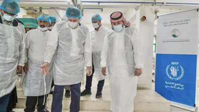 فريق مركز الملك سلمان للإغاثة يتفقد سير أعمال تجهيز 24 ألف طن من القمح بعدن