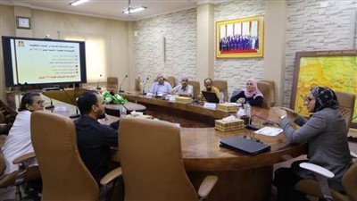 نائب محافظ الوادي الجديد تتابع أعمال لجنة المبادرة الوطنية للمشروعات الخضراء الذكية