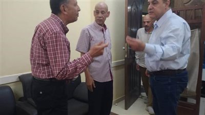 رئيس مدينة ملوي بالمنيا إحالة 3 موظفين للتحقيق خلال متابعة سير العمل بالحملة الميكانيكية  