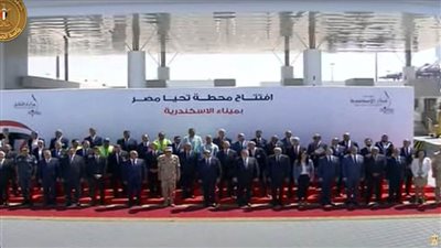 عاجل| الرئيس السيسي يتوسط صورة تذكارية في محطة تحيا مصر