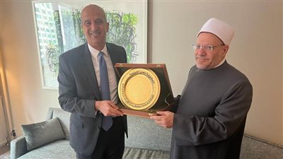 مفتي الجمهورية يهدي درع الأمانة العامة لمندوب مصر الدائم في الأمم المتحدة