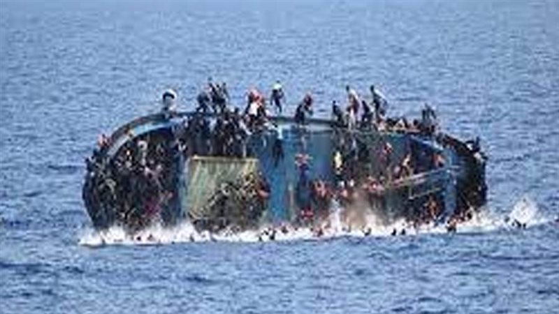 غرق قارب صيد يقل