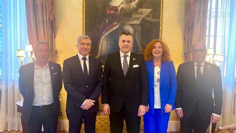 وزير السياحة واالآثار