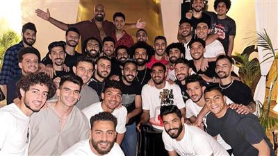محمد صلاح يحتفل مع نجوم الكرة المصرية بعيد ميلاده الـ31 على أنغام سطلانة