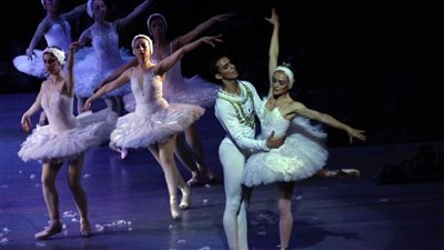 باليه الأوبرا يروي قصة البجعات المسحورات على المسرح الكبير
