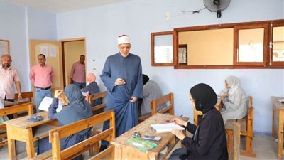 وكيل الأزهر يتفقد لجان امتحانات الشهادة الثانوية بالإسماعيلية ويشيد بانضباط الطلاب