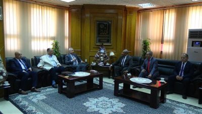 رئيس جامعة المنيا يستقبل وفد هيئة البريد لبحث تعزيز التعاون وتطوير الخدمات البريدية