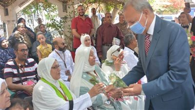 محافظ القليوبية يوزع الورد على الفوج الثاني من الحجاج قبل سفرهم لبيت الله الحرام (صور)