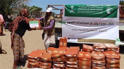 مركز الملك سلمان للإغاثة يسلم أطنانًا من التمور هدية المملكة لقرغيزستان ونيجيريا والنيجر واليمن