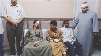 وكيل الأزهر يطمئن على الطلاب المصابين في حادث انقلاب سيارة