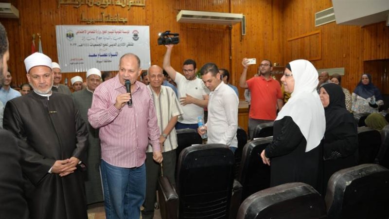 محافظ أسيوط يسلم