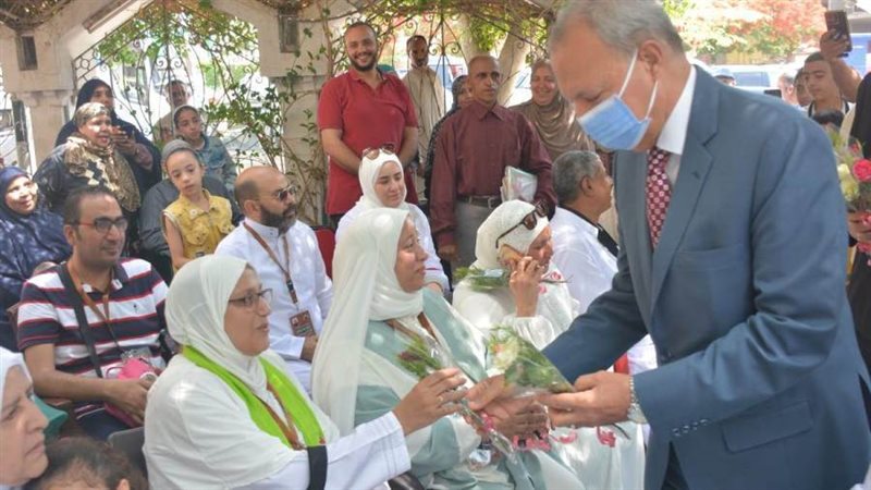 محافظ القليوبية يوزع