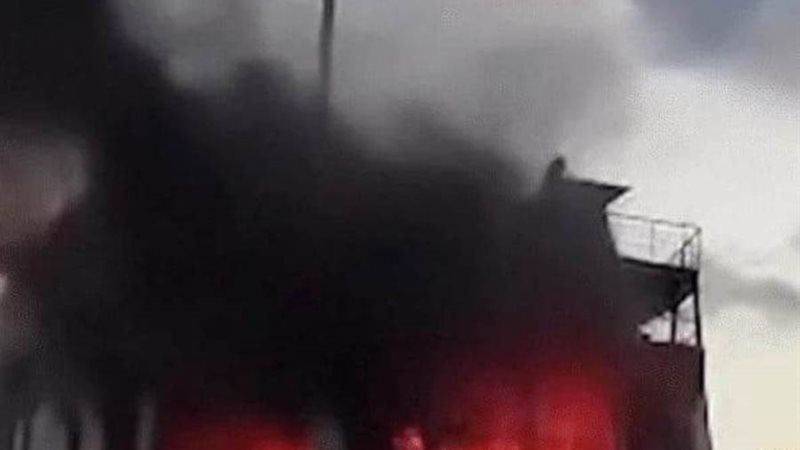 النيران مشتعلة في