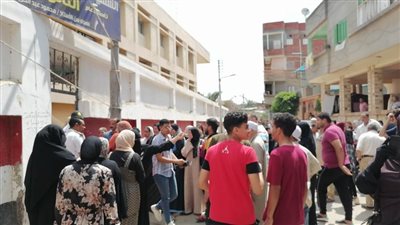 فرحة بين طلاب الثانوية العامة بالدقهلية لسهولة اللغة الأجنبية الثانية