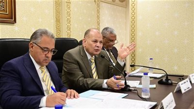 محافظ أسيوط يستعرض جهود المحافظة في منظومة النظافة والتطوير وإنجازات ملف الطرق