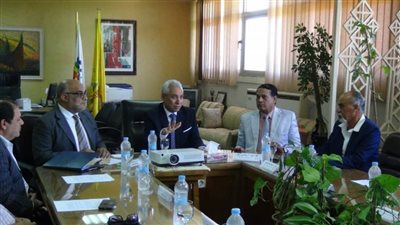 رئيس جامعة المنيا يجتمع بمجلس كلية الفنون الجميلة لبناء الهوية البصرية للجامعة