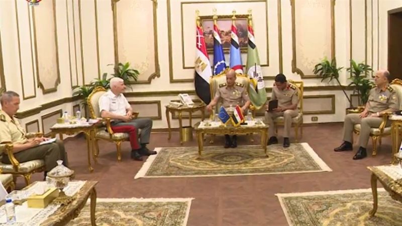 وزير الدفاع يلتقي