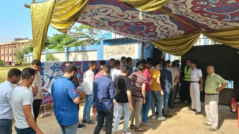 توافد الطلاب على