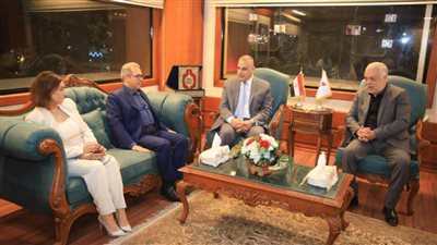 محافظ سوهاج يلتقى نقيب المهن التمثيلية والوفد المرافق له