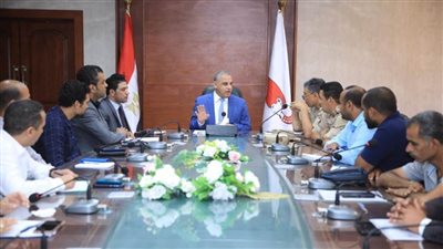 محافظ سوهاج يبحث بدء تشغيل مجمعات الخدمات الحكومية 