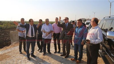 محافظ كفر الشيخ يتفقد المشروعات الخدمية مؤكدًا تبطين 397 كيلو 