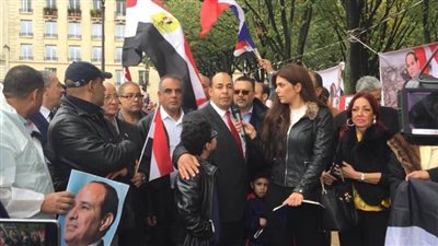 الجالية المصرية بفرنسا تستعد لاستقبال الرئيس عبدالفتاح السيسي في باريس بالصور والأعلام