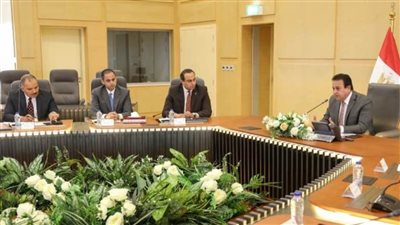وزير الصحة يشدد على سرعة الانتهاء من مشروع تطوير سكن الأطباء
