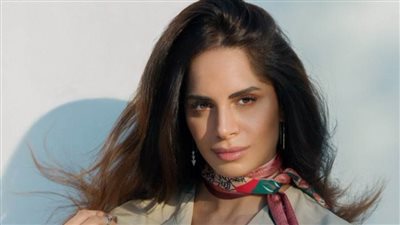 شاهد نجل آمال ماهر يحملها في حفل تخرجه