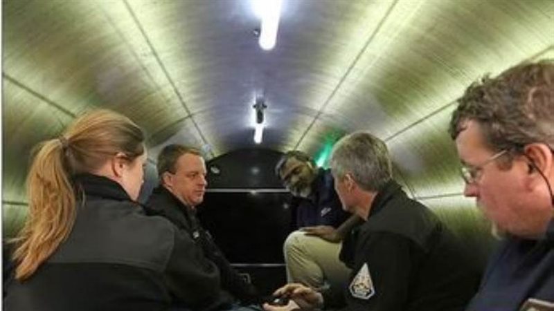 ركاب داخل الغواصة