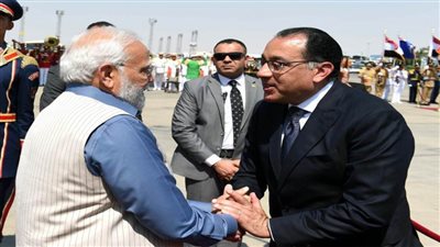 رئيس الوزراء يستقبل نظيره الهندي والوفد المرافق له بمطار القاهرة