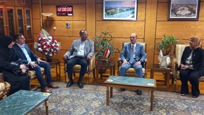 رئيس جامعة أسيوط يستقبل نقيب التمريض لسد العجز داخل المستشفيات الجامعية