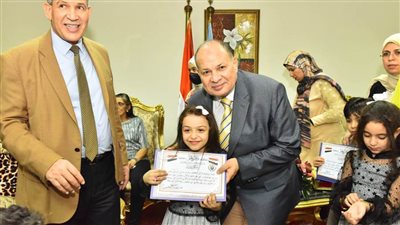 محافظ أسيوط يكرم بعض الأطفال المتميزين بروضات بعض المدارس وقيادات ومشرفين المدارس