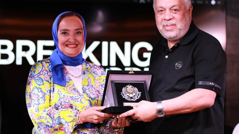 الفنان اشرف ذكي يتسلم