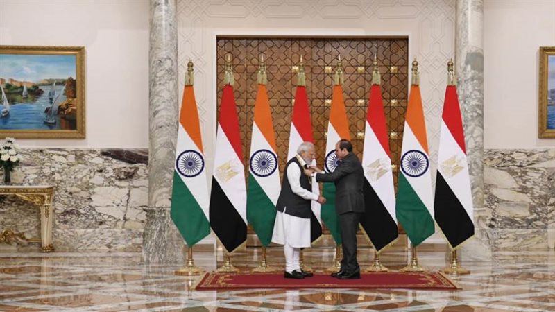 الرئيس السيسي يقلد