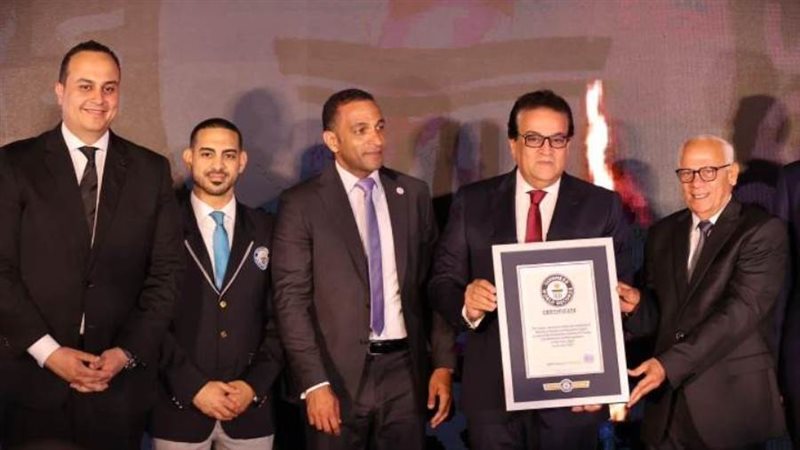 وزير الصحة خلال تسلم