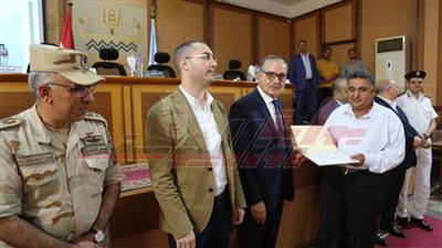 محافظ كفر الشيخ يكرم المتميزين من العاملين بمنظومة بوابة الشكاوى الحكومية